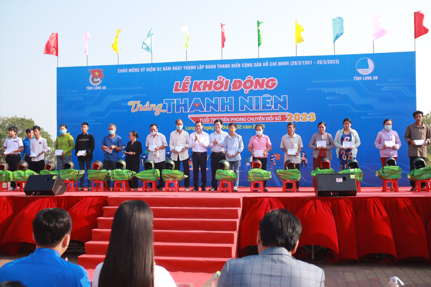 Tại Lễ phát động Tháng Thanh niên, Tỉnh Đoàn Long An cũng trao quà cho người dân và học sinh có hoàn cảnh khó khăn.