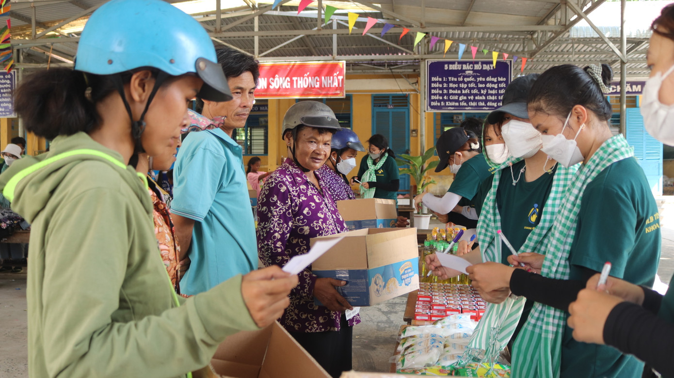 Những mặt hàng nhu yếu phẩm mà câu lạc bộ mang đến cho người dân. Những mặt hàng nhu yếu phẩm mà câu lạc bộ mang đến cho người dân.