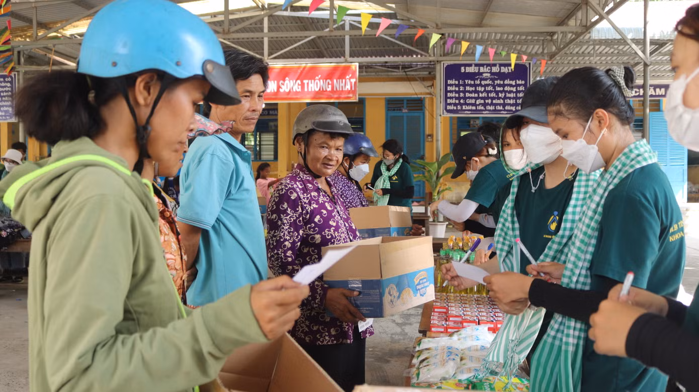 Những mặt hàng nhu yếu phẩm mà câu lạc bộ mang đến cho người dân.