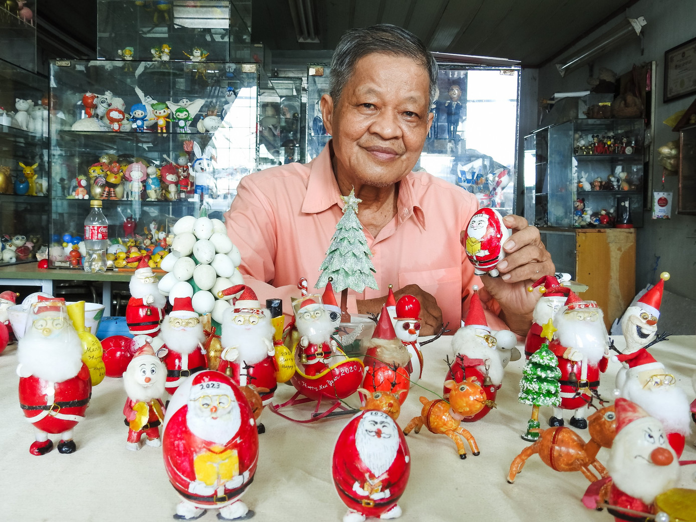 Ông Tâm và bộ sưu tập linh vật Giáng sinh làm bằng vỏ trứng, với hơn 50 mô hình từ lớn đến nhỏ.