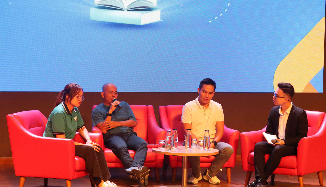 ThS Lê Thùy Khanh cùng hai diễn giả chia sẻ kinh nghiệm của bản thân về trải nghiệm đọc sách và phương pháp đọc sách hiệu quả. (Ảnh: Lan Huỳnh)