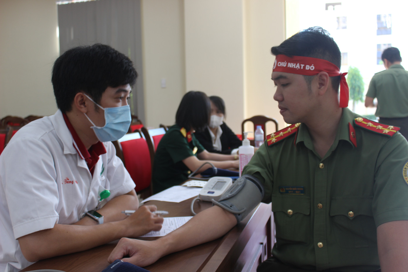 Anh Nguyễn Quốc Vương – Bí thư với Đoàn Thanh niên công an cửa khẩu cảng hàng không quốc tế Tân Sơn Nhất cho biết, đây là hoạt động tình nguyện được tổ chức định kỳ hàng năm nhằm phát huy sức trẻ và tinh thần chung tay vì cộng đồng của đoàn viên cơ quan. “Hoạt động càng ý nghĩa hơn khi nằm trong chuỗi các chương trình hiến máu Chủ nhật Đỏ trên toàn quốc năm 2023. Ngoài các đoàn viên đang trong ca trực nhiệm vụ, số còn lại các đoàn viên đủ điều kiện sức khỏe đều đăng ký tham gia hiến máu”.