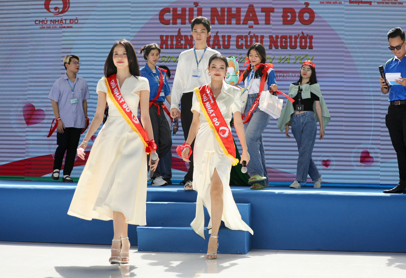 Hai người đẹp cùng trình diễn Catwalk tại sân khấu Ngày hội. (Ảnh: Duy Anh) Hai người đẹp cùng trình diễn Catwalk tại sân khấu Ngày hội. (Ảnh: Duy Anh)