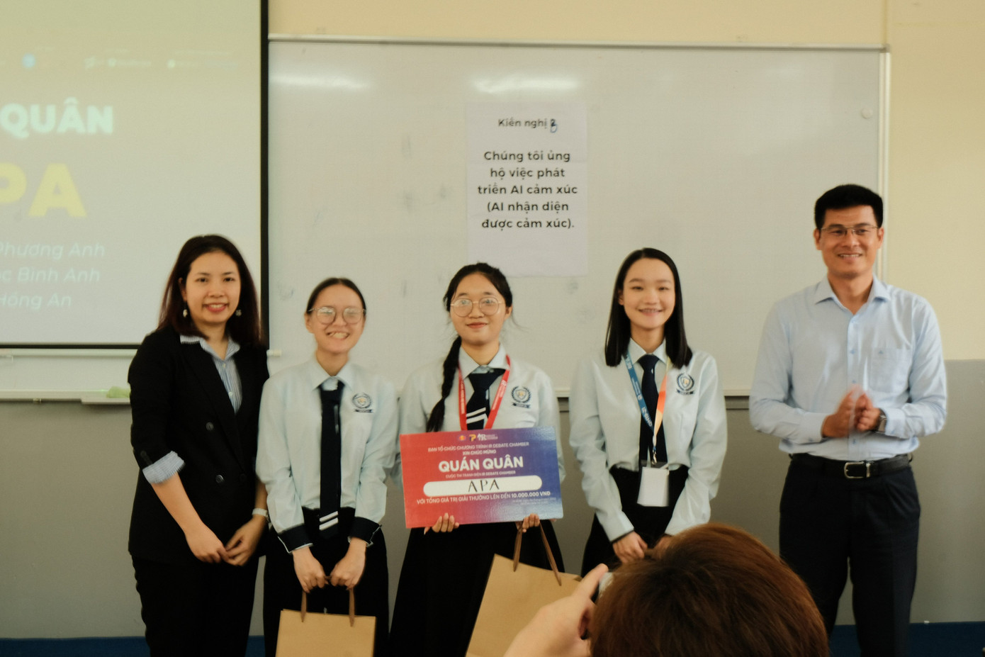 Nhóm sinh viên giành Quán quân cuộc thi Tranh biện ‘IR Debate Chamber’. (Ảnh: BTC)