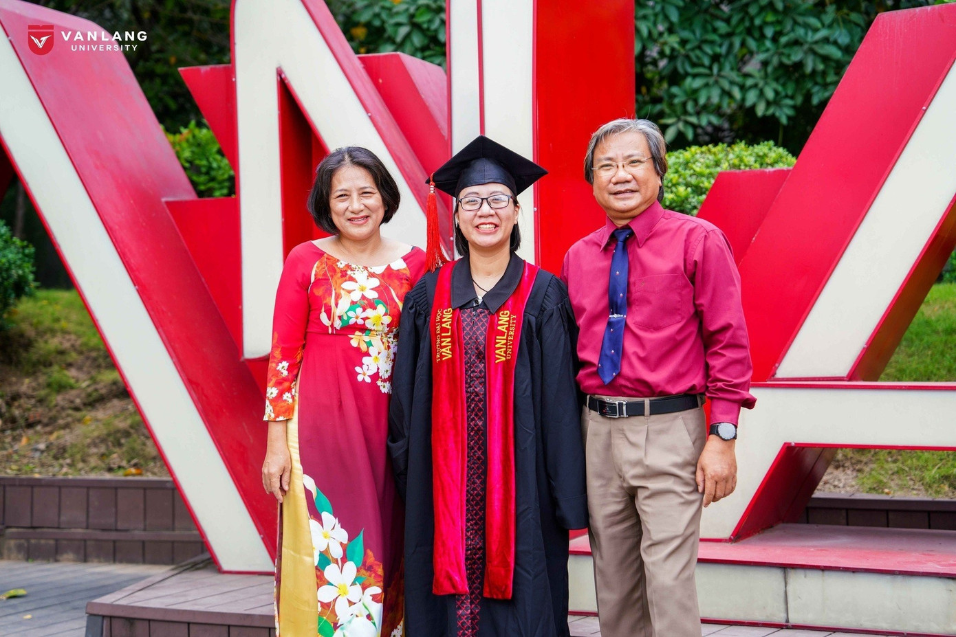 Anh Thư chụp hình cùng với ba mẹ tại buổi lễ tốt nghiệp.