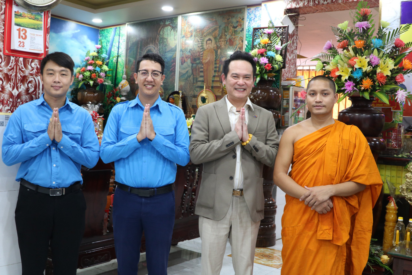 Anh Đặng Hồng Anh, Phó Chủ tịch T.Ư Hội Liên hiệp Thanh niên Việt Nam, Chủ tịch Hội Doanh nhân trẻ Việt Nam (thứ hai, từ phải sang) chụp hình lưu niệm với sư Sơn Hoàng Sướng (đại diện chùa Pothiwong). Anh Đặng Hồng Anh, Phó Chủ tịch T.Ư Hội Liên hiệp Thanh niên Việt Nam, Chủ tịch Hội Doanh nhân trẻ Việt Nam (thứ hai, từ phải sang) chụp hình lưu niệm với sư Sơn Hoàng Sướng (đại diện chùa Pothiwong).