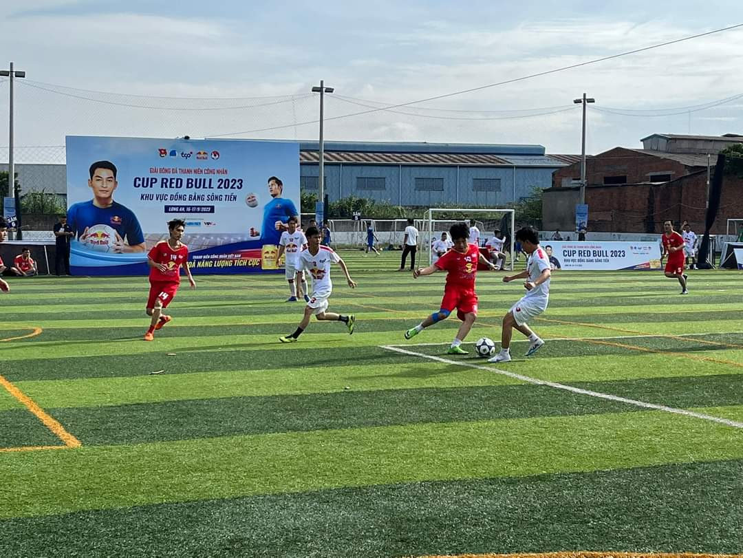 Sau Lễ khai mạc là những trận bóng sôi nổi giữa các đội. (Ảnh: Tỉnh Đoàn Long An)
