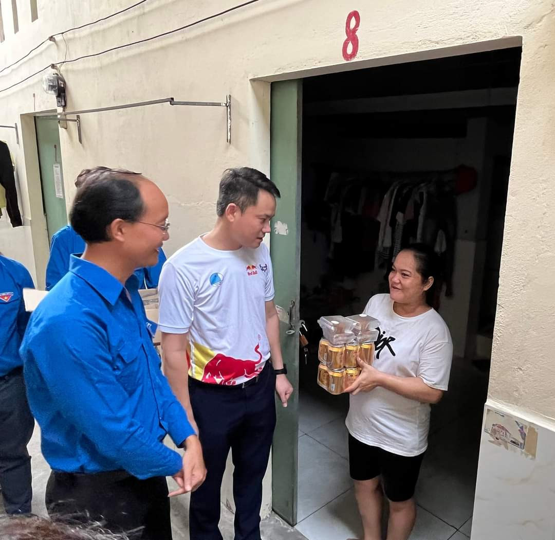 Anh Nguyễn Kim Quy (áo trắng) cùng đại diện của TCP Việt Nam trao tặng quà cho công nhân tại các khu nhà trọ. (Ảnh: Tỉnh Đoàn Long An)