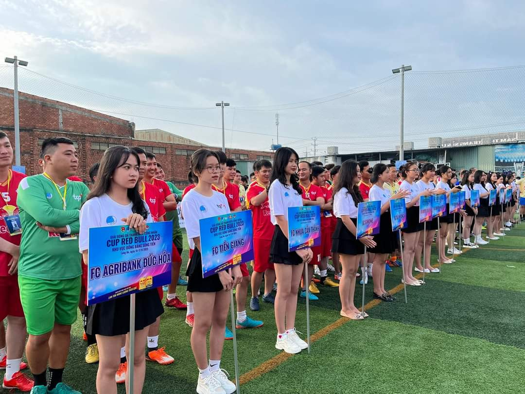 Các đội bóng có mặt tại chương trình. (Ảnh: Tỉnh Đoàn Long An)