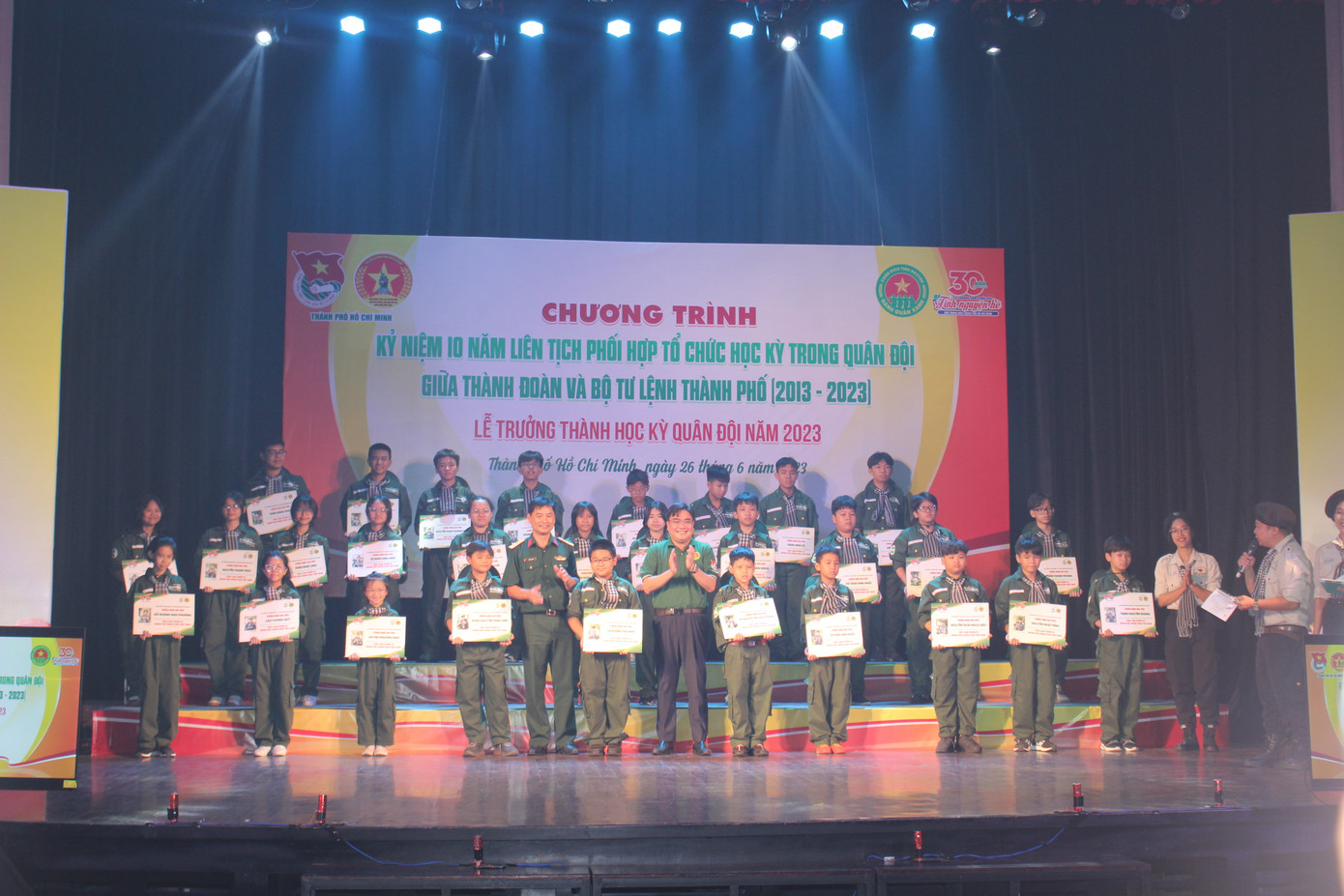 Các chiến sĩ nhí nhận giấy chứng nhận hoàn thành khóa học "Học kỳ trong Quân đội".