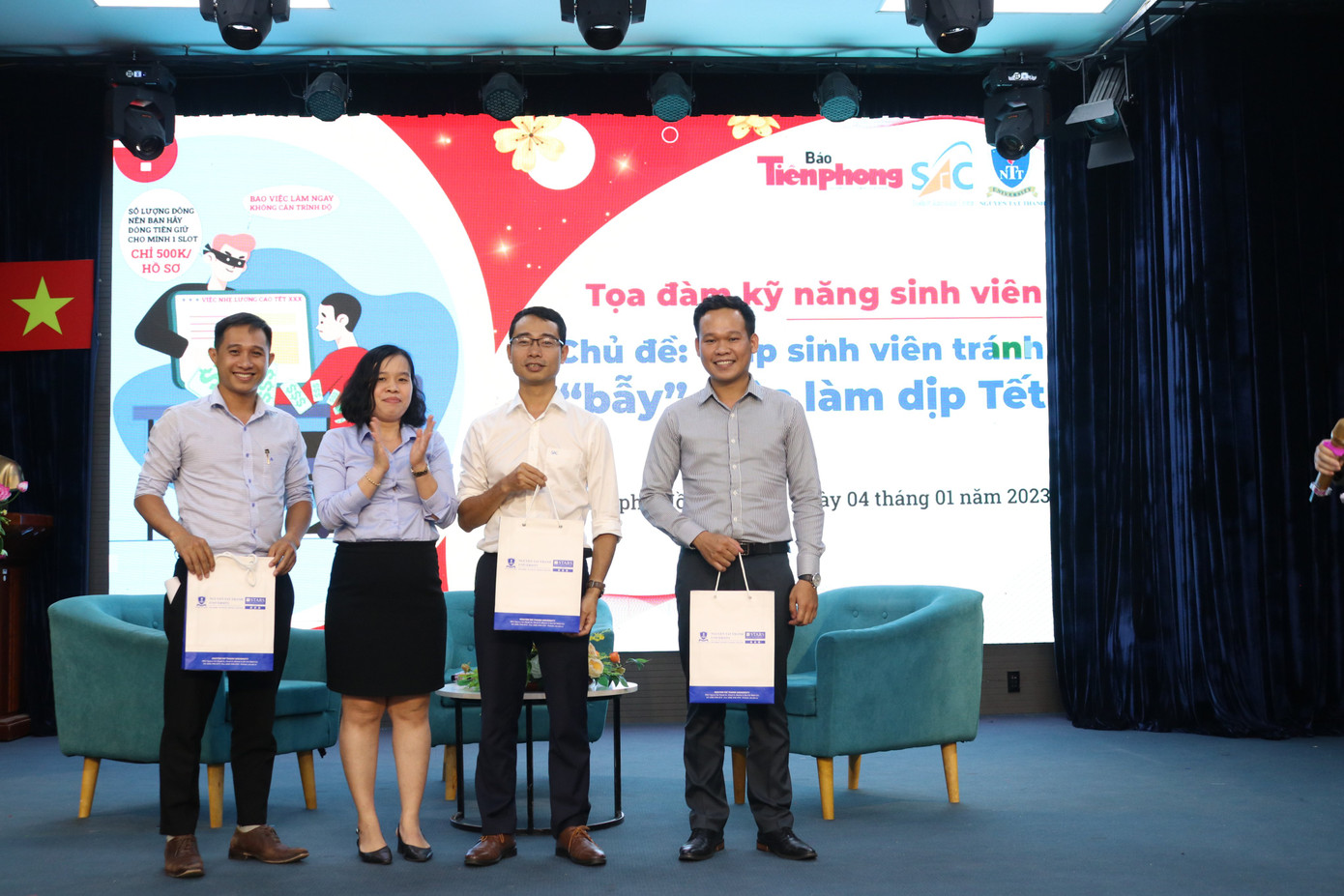 Ban Tổ chức tặng quà cho các khách mời tại chương trình. Ban Tổ chức tặng quà cho các khách mời tại chương trình.