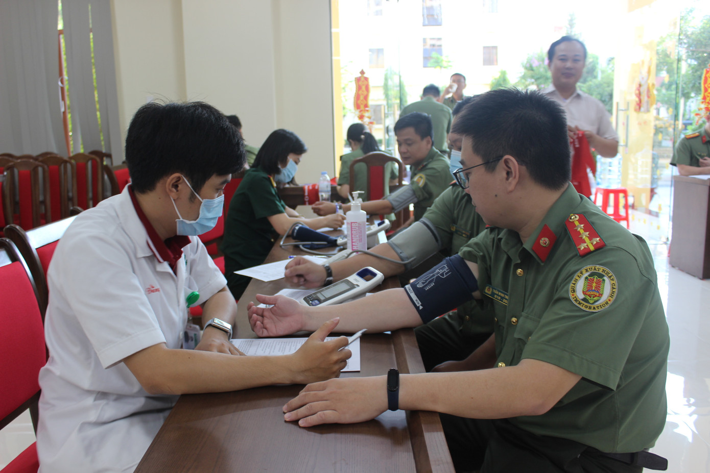 Nhiều đoàn viên, các bộ, công nhân viên Công an cửa khẩu cảng hàng không quốc tế Tân Sơn Nhất đã có mặt từ sớm để tham gia chương trình hiến máu Chủ nhật Đỏ.