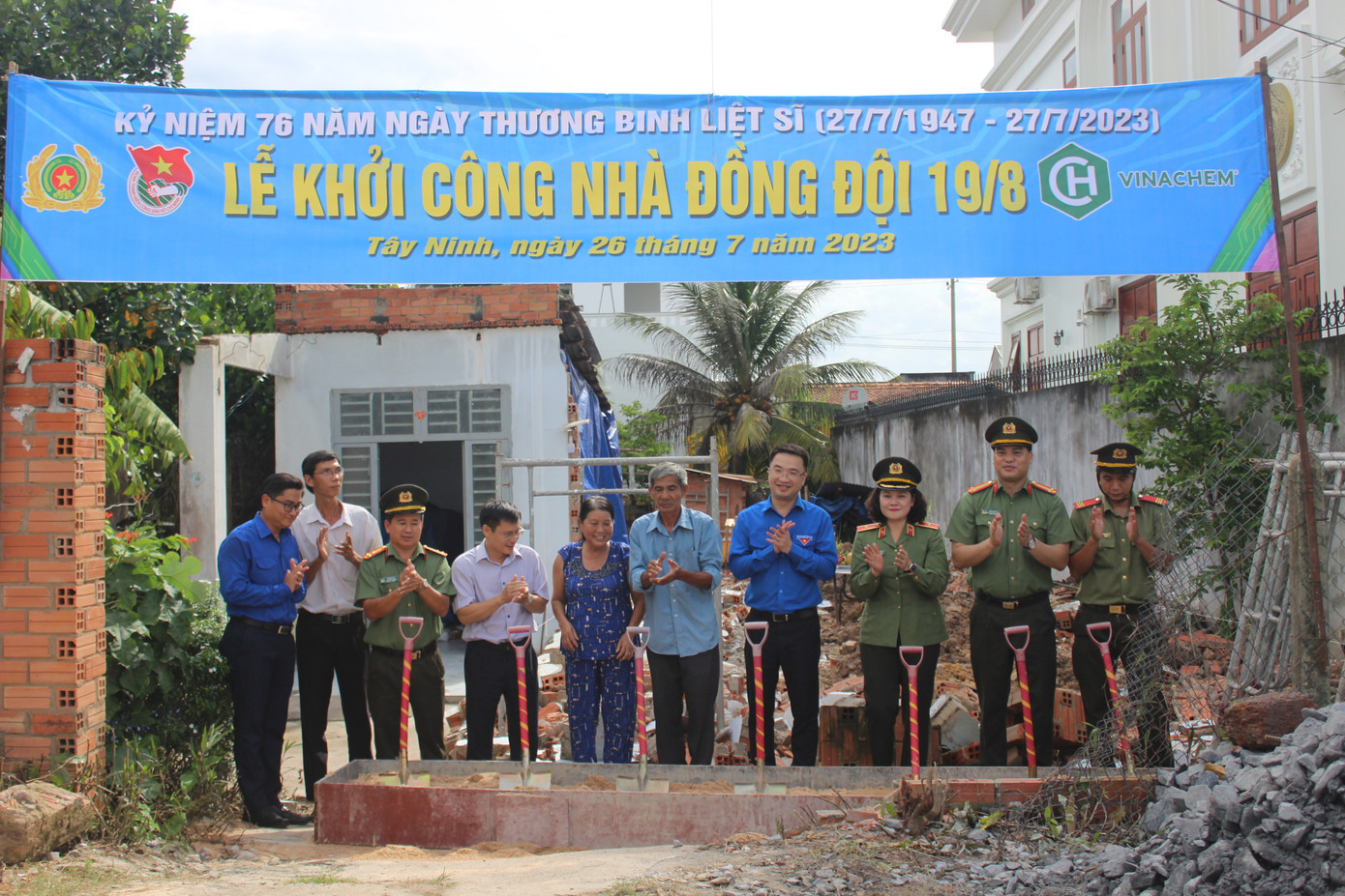 Nghi thức khởi công Nhà đồng đội 19/8 cho gia đình Thượng sĩ Phạm Huy Khang (chiến sĩ công an tỉnh Tây Ninh).