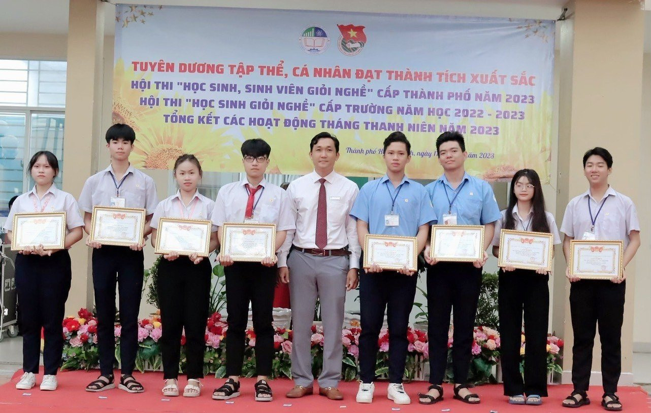 Nhiều học sinh, sinh viên của trường được tuyên dương trong dịp này.
