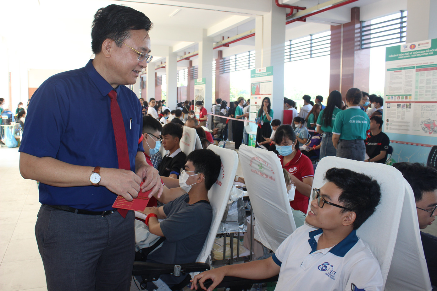 PGS. TS. Nguyễn Đình Tứ, Chánh Văn phòng ĐHQG TP. HCM thăm hỏi và động viên các bạn sinh viên hiến máu tại Ngày hội.