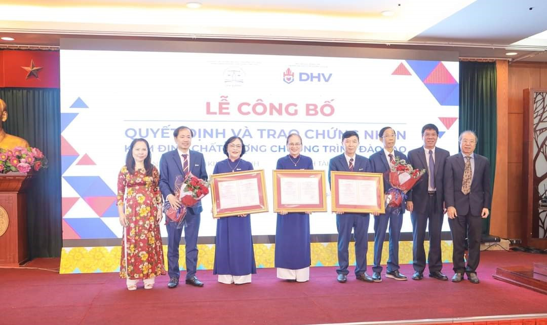 Đại diện 3 chương trình đào tạo nhận chứng nhận kiểm định chất lượng giáo dục. Đại diện 3 chương trình đào tạo nhận chứng nhận kiểm định chất lượng giáo dục.