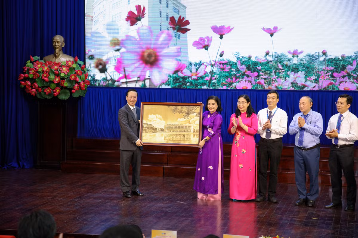 Tập thể lãnh đạo Nhà trường trao quà lưu niệm tới Chủ tịch nước. Tập thể lãnh đạo Nhà trường trao quà lưu niệm tới Chủ tịch nước.