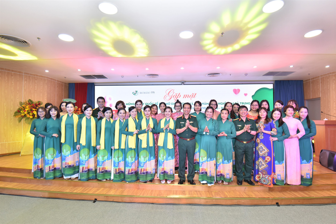 Một số đội thi chụp hình chung với lãnh đạo Bệnh viện Quân y 175. Một số đội thi chụp hình chung với lãnh đạo Bệnh viện Quân y 175.