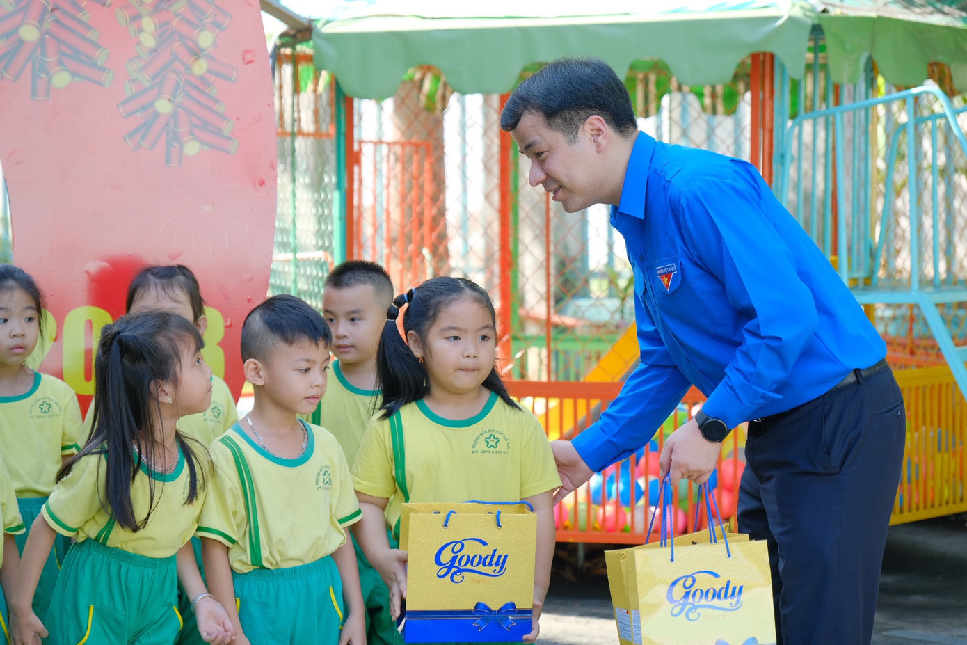 Anh Ngô Văn Cương – Bí thư T.Ư Đoàn thay mặt đoàn tặng quà cho các em thiếu nhi Bình Dương.