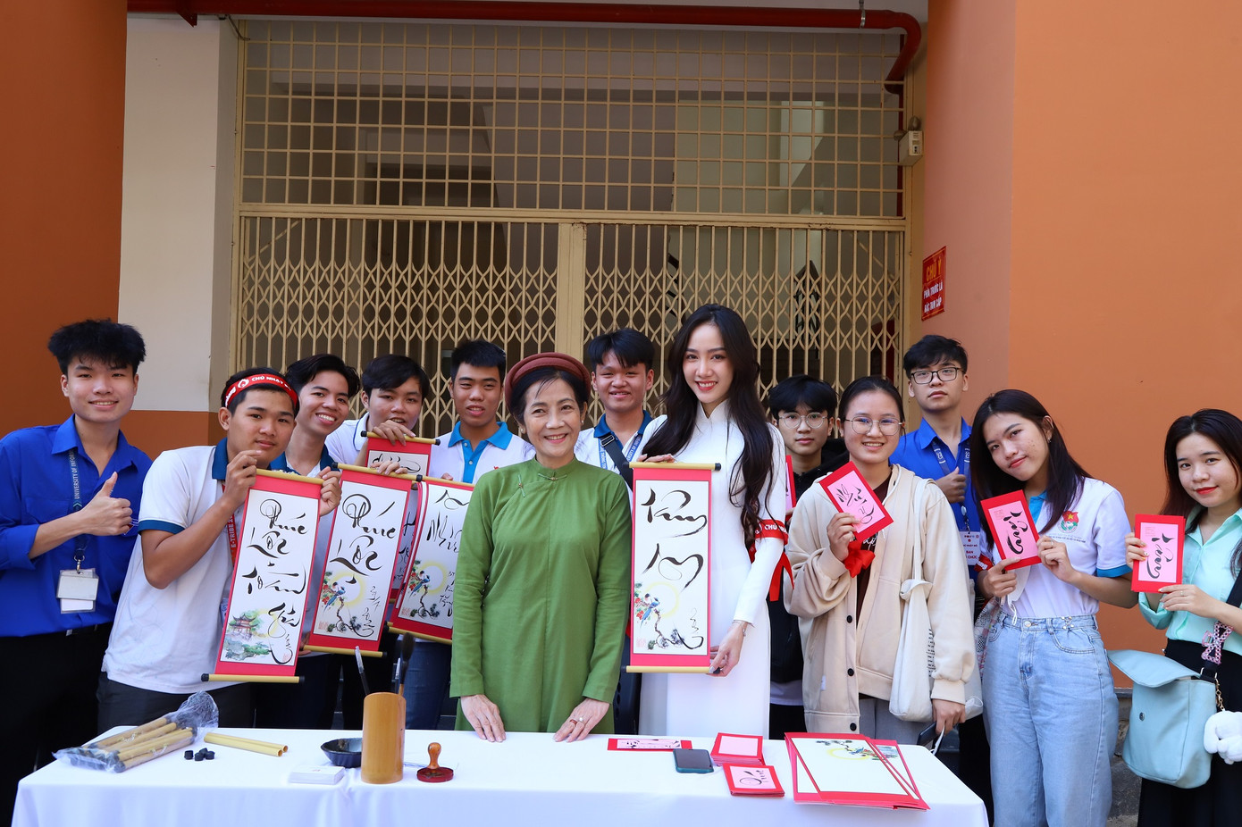 Hoạt động viết thư pháp dành tặng cho các bạn sinh viên. Hoạt động viết thư pháp dành tặng cho các bạn sinh viên.