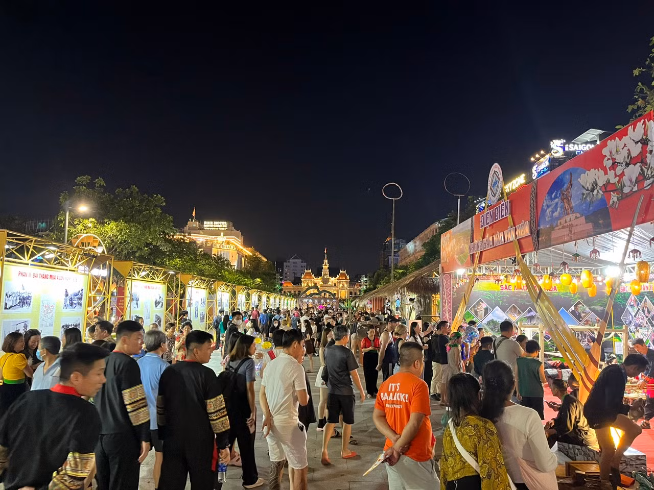 Tuần lễ Văn hóa - Du lịch Điện Biên và các tỉnh Tây Bắc tại TP. HCM thu hút rất đông các bạn trẻ và du khách TP. HCM.