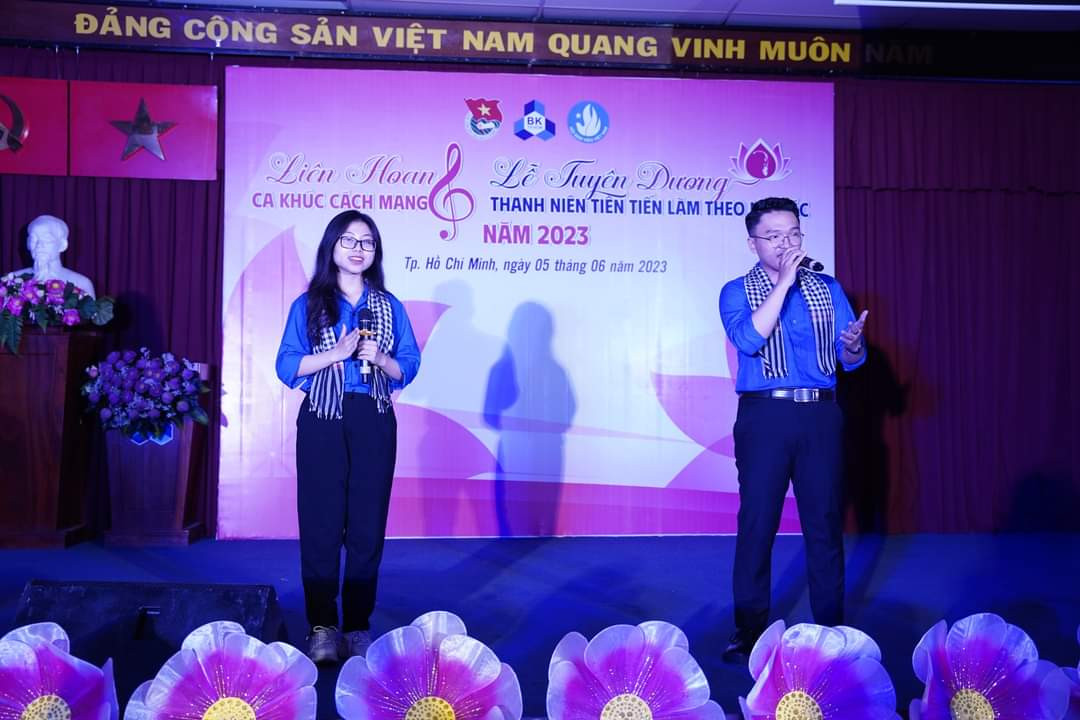 Các tiết mục văn nghệ được các bạn sinh viên thể hiện trong lễ tuyên dương.