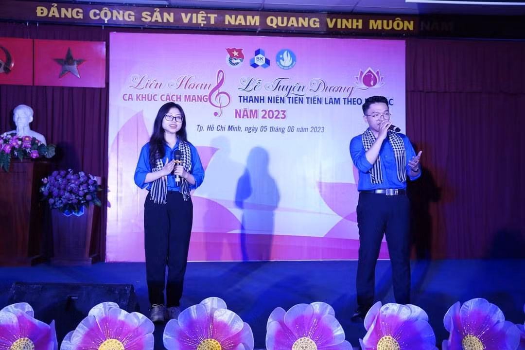 Các tiết mục văn nghệ được các bạn sinh viên thể hiện trong lễ tuyên dương.