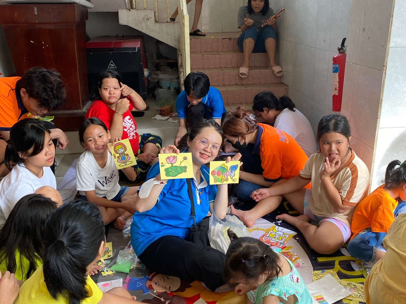 Cùng các em tham gia các hoạt động trong chương trình. (Ảnh: CLB Tình nguyện viên Hutech) Cùng các em tham gia các hoạt động trong chương trình. (Ảnh: CLB Tình nguyện viên Hutech)