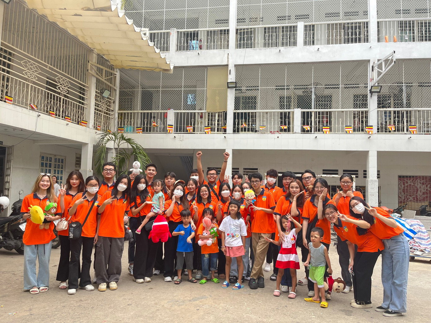 Chụp hình lưu niệm cùng các em trước lúc chia tay. (Ảnh: CLB Tình nguyện viên Hutech) Chụp hình lưu niệm cùng các em trước lúc chia tay. (Ảnh: CLB Tình nguyện viên Hutech)