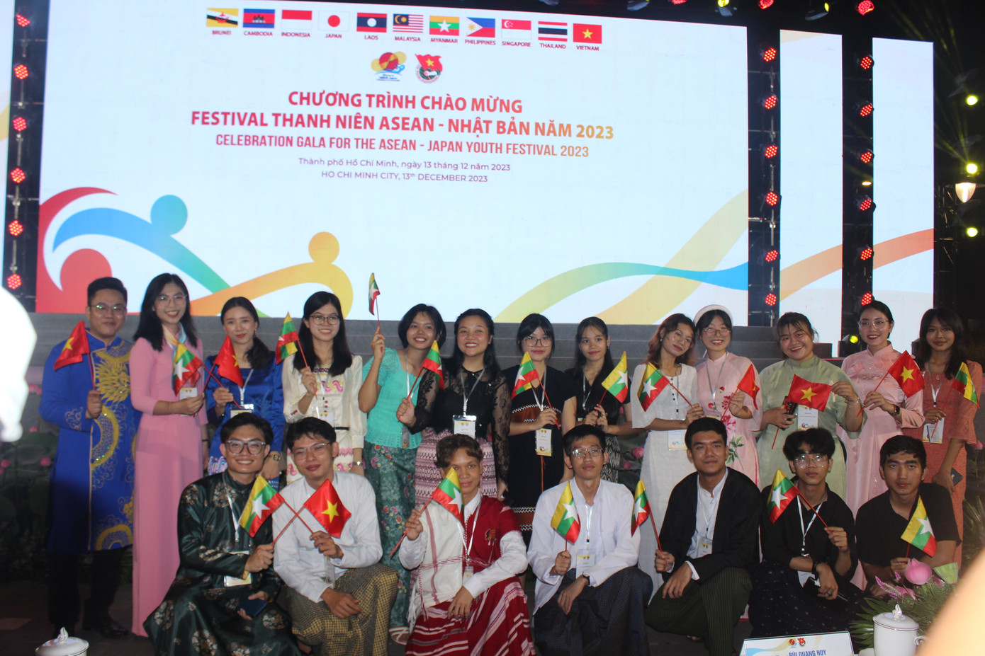 110 đại biểu thanh niên các nước ASEAN và Nhật Bản tham dự chương trình văn nghệ chào mừng.