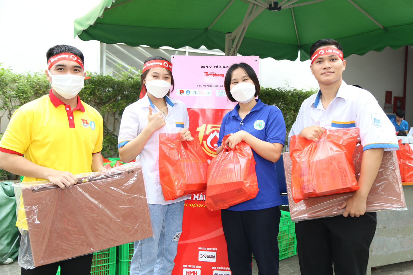 Chiến sĩ Xuân tình nguyện hào hứng nhận quà sau khi tham gia hiến máu.