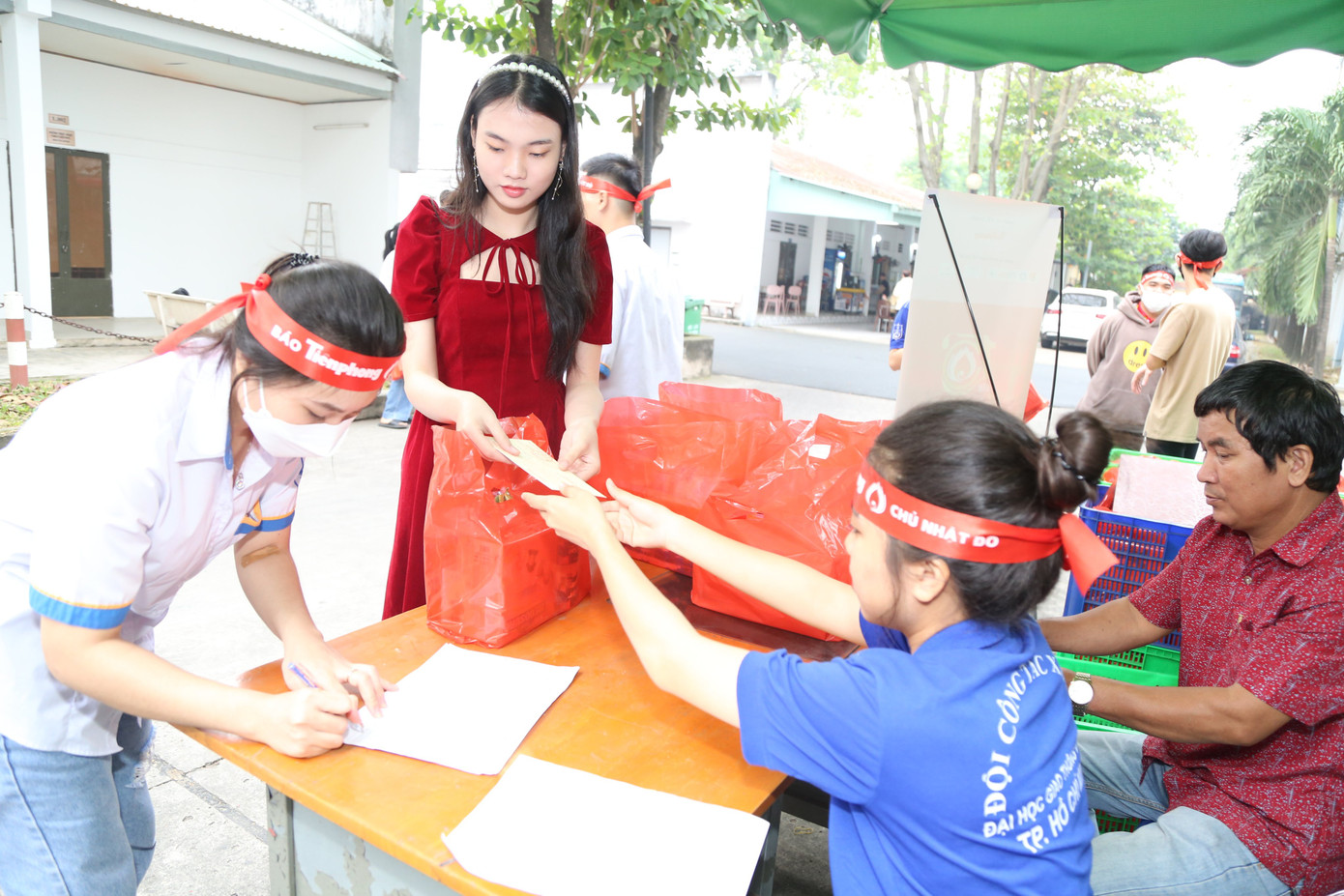 Nhiều bạn đã tranh thủ đến sớm tham gia ngày hội hiến máu.