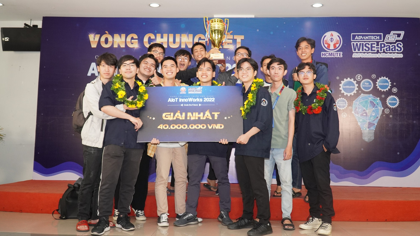 ‘Hệ thống quản lý sức khỏe cho người cao tuổi’ giành Quán quân Cuộc thi Phát triển Ứng dụng sinh viên.