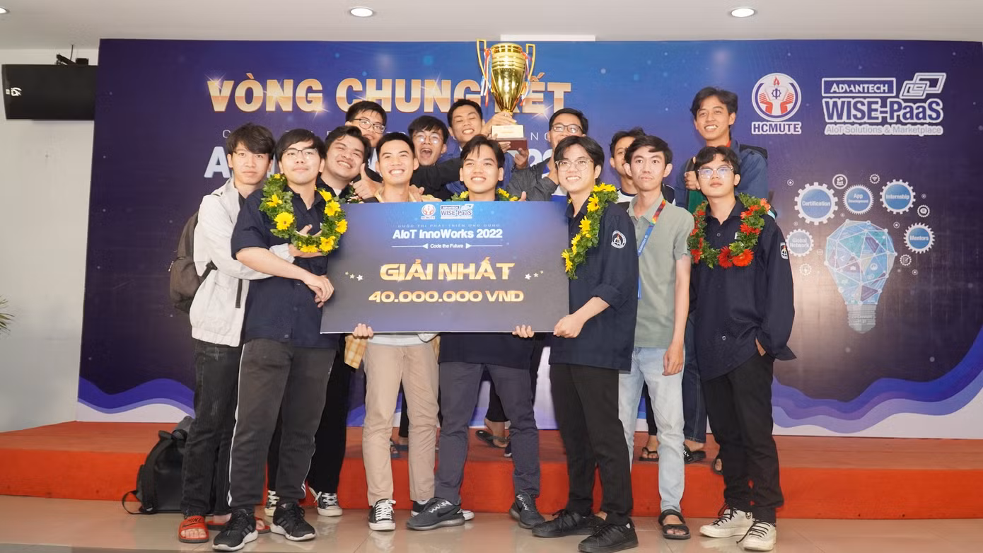 ‘Hệ thống quản lý sức khỏe cho người cao tuổi’ giành Quán quân Cuộc thi Phát triển Ứng dụng sinh viên.