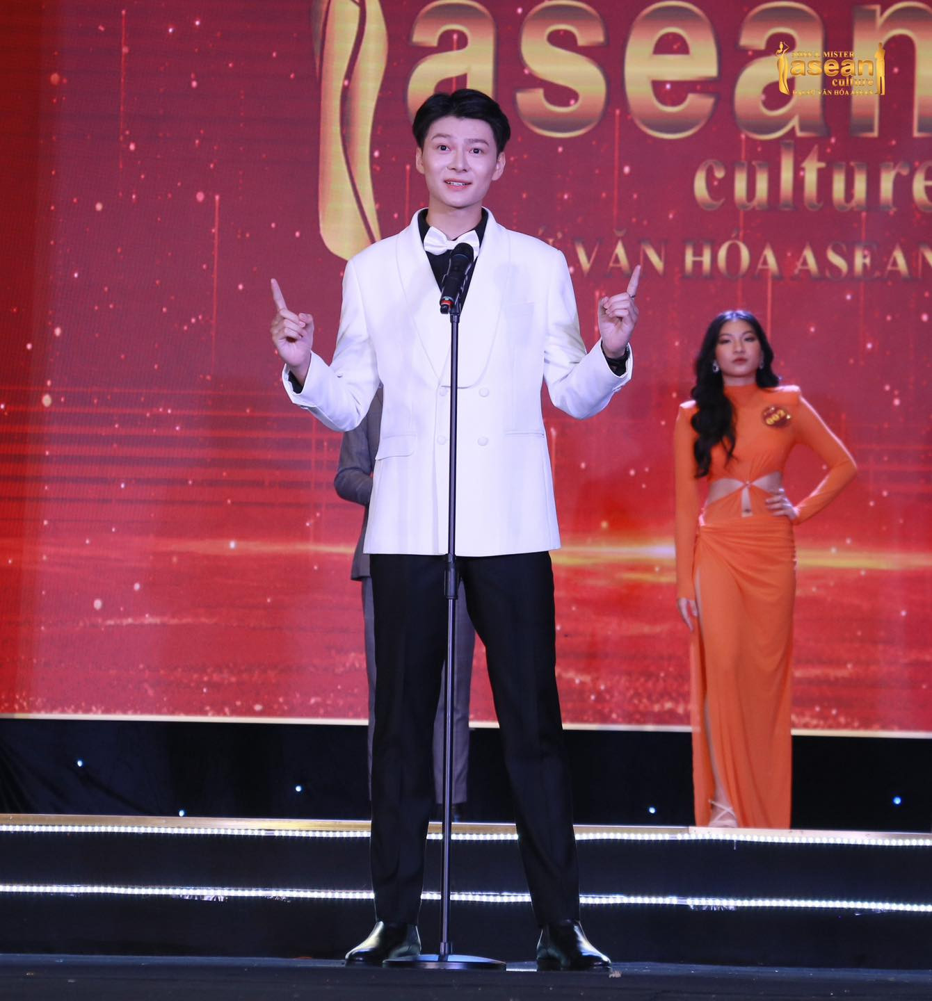 Duy Bảo trong phần thi hùng biện tại đêm Chung kết. (Ảnh: NVCC)