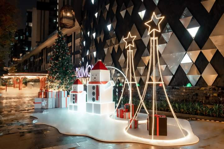 Sắc trắng bao phủ Celadon Boulevard mang đến cảm giác hơi lạnh Giáng sinh gần kề.