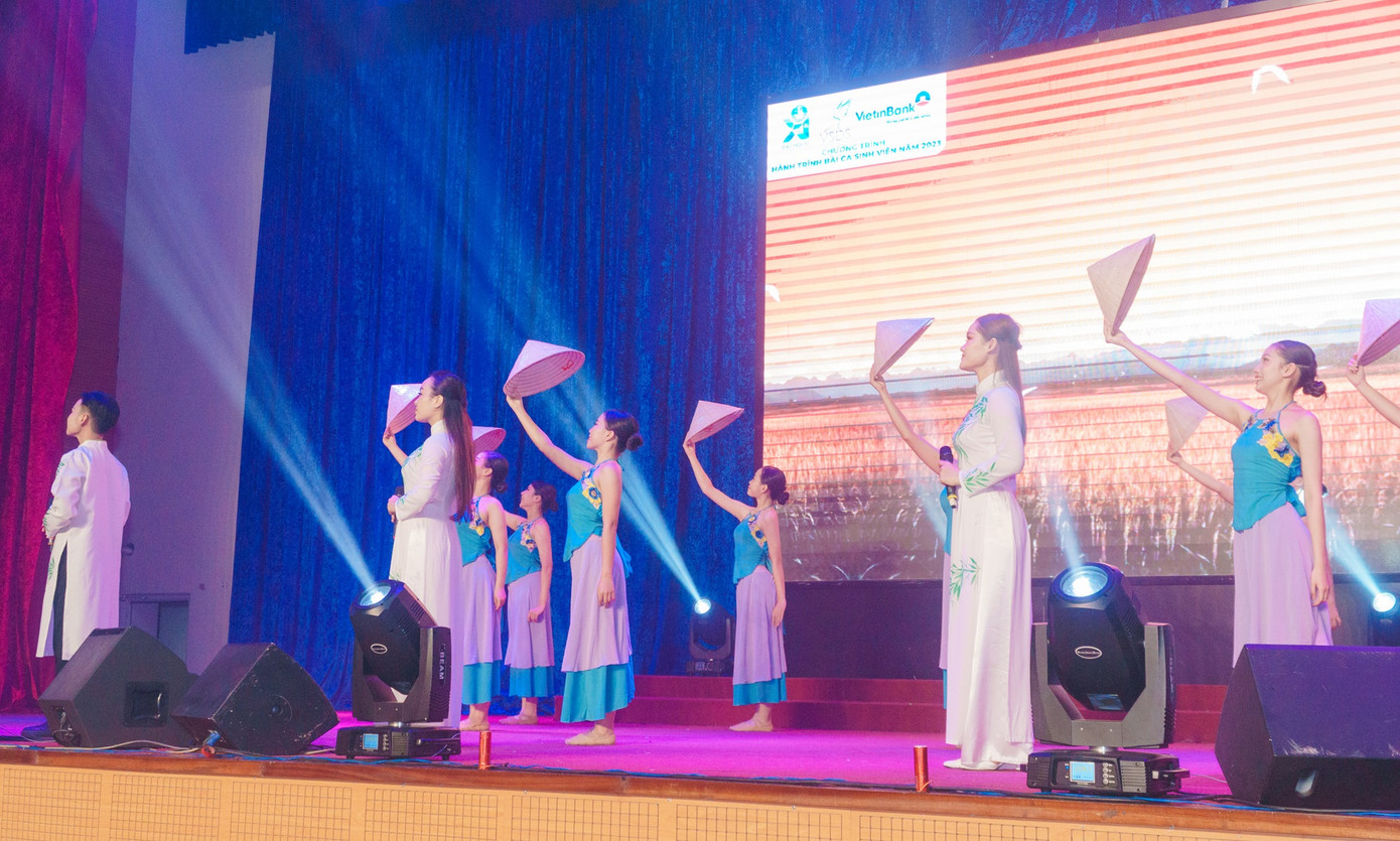 Tiết mục “Tiếng Việt”, do các bạn sinh viên trường ĐH KHXH&NV biểu diễn.