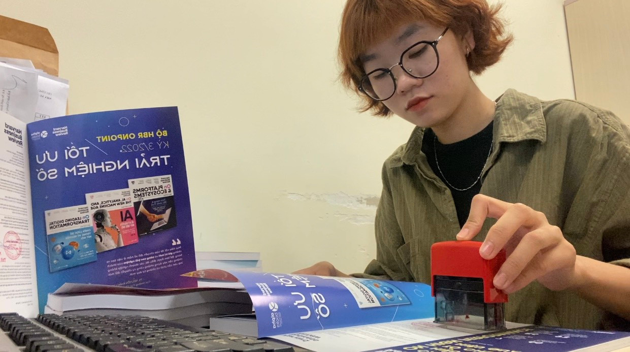 Hiện tại, Thanh Hoa làm cùng lúc hai công việc, vừa làm phục vụ tại quán cà phê, vừa làm việc ở nhà xuất bản. Những ngày lễ này, cô được nghỉ làm tại nhà xuất bản. Nhiều lúc, đi làm xa cộng thêm trời mưa gió, tắc đường, Thanh Hoa cũng thấy nản lòng và “muốn lười” đi. Nữ sinh bộc bạch: “Có những ngày, mình làm đến tối muộn và về đến nhà thì đã rất mệt mỏi, mình không đủ tinh thần và sức khỏe để học bài nữa. Và khi làm thêm nhiều như vậy, mình sẽ không có nhiều thời gian để giao lưu với bạn bè, từ đó mà mình nhận thấy nhiều mối quan hệ đang dần suy giảm, không còn được như xưa nữa”.