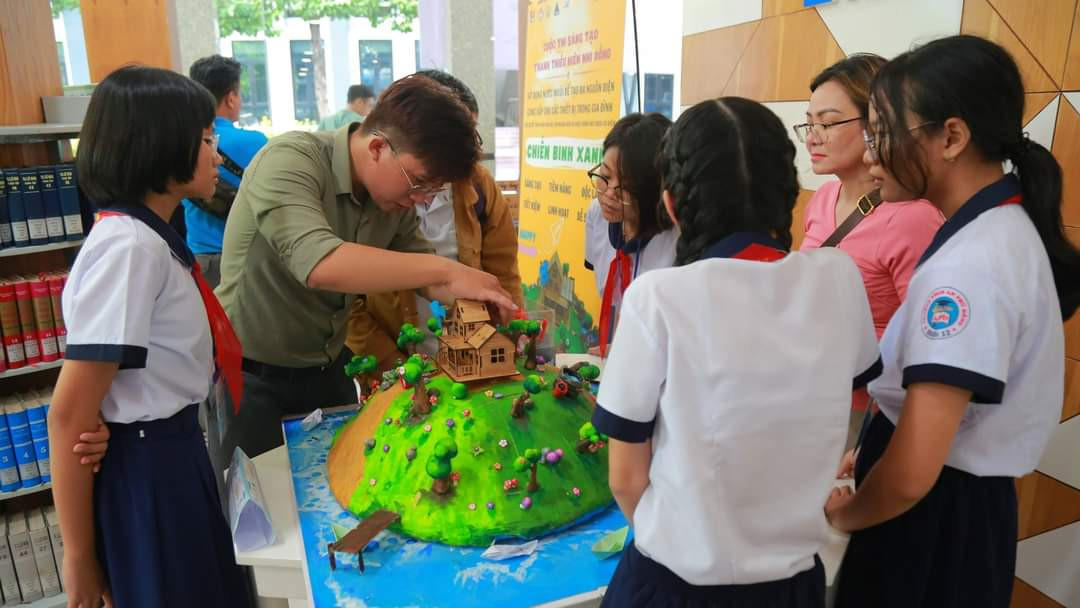 Một mô hình sáng tạo được trưng bày tại Cuộc thi Sáng tạo dành cho Thanh thiếu nhi TPHCM. Một mô hình sáng tạo được trưng bày tại Cuộc thi Sáng tạo dành cho Thanh thiếu nhi TPHCM.