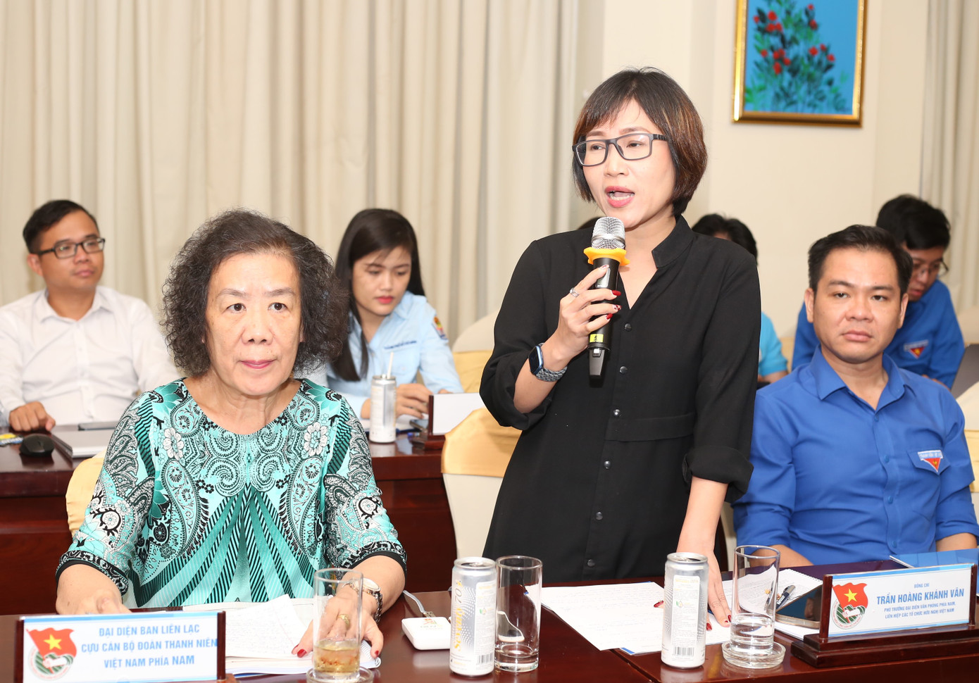 Chị Trần Hoàng Khánh Vân - Phó Trưởng đại diện Văn phòng phía Nam, Liên hiệp Các tổ chức hữu nghị Việt Nam chia sẻ tại Hội thảo.