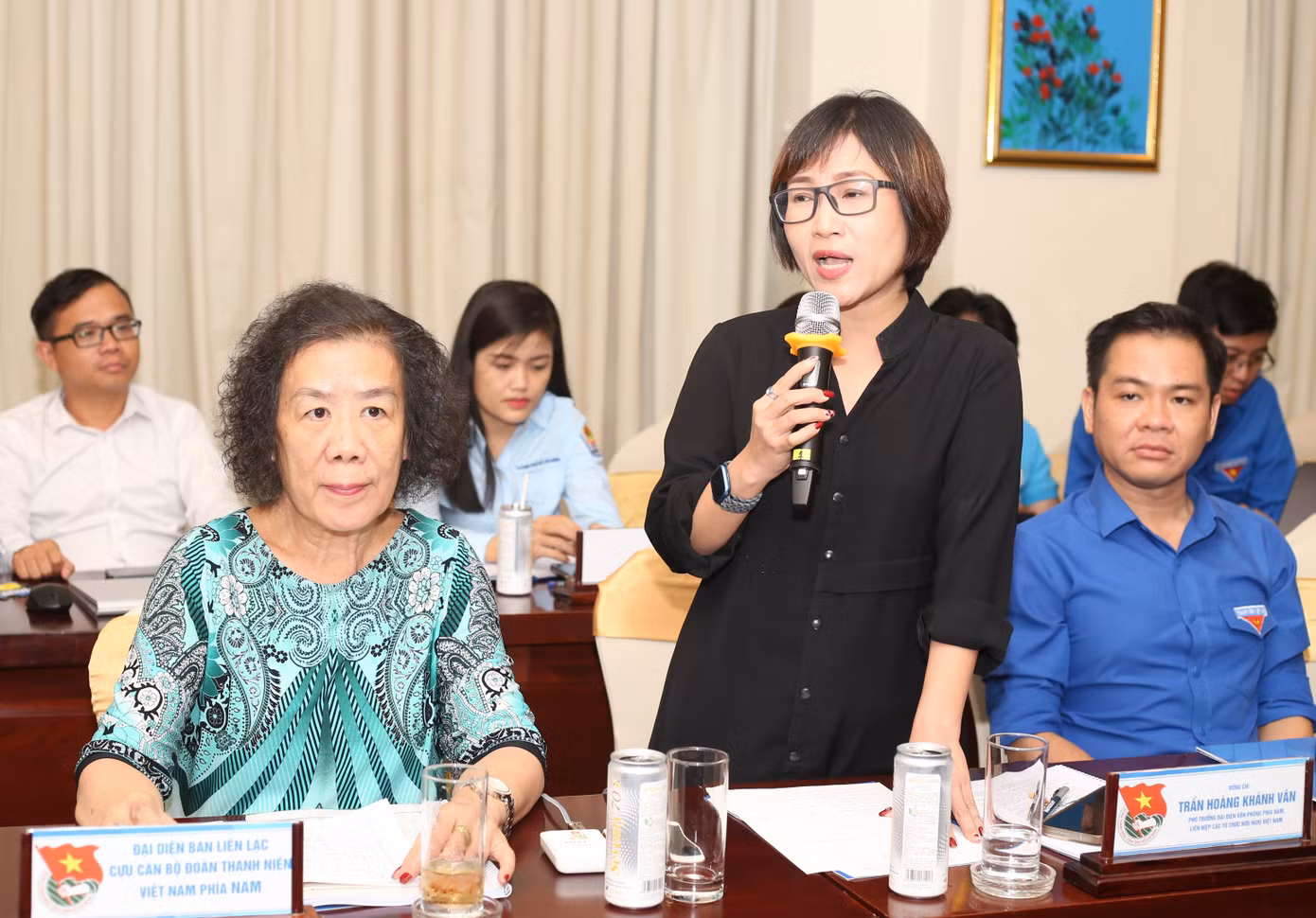 Chị Trần Hoàng Khánh Vân - Phó Trưởng đại diện Văn phòng phía Nam, Liên hiệp Các tổ chức hữu nghị Việt Nam chia sẻ tại Hội thảo.