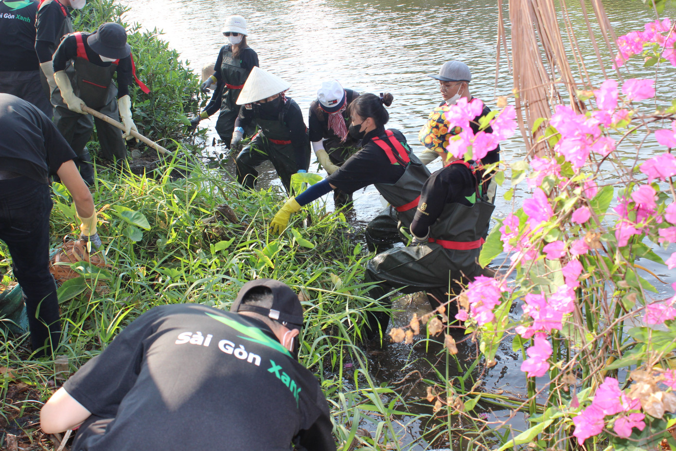 Nhóm Sài Gòn xanh với hơn 200 thành viên cùng tham gia hoạt động cải tạo rạch Lăng 2.