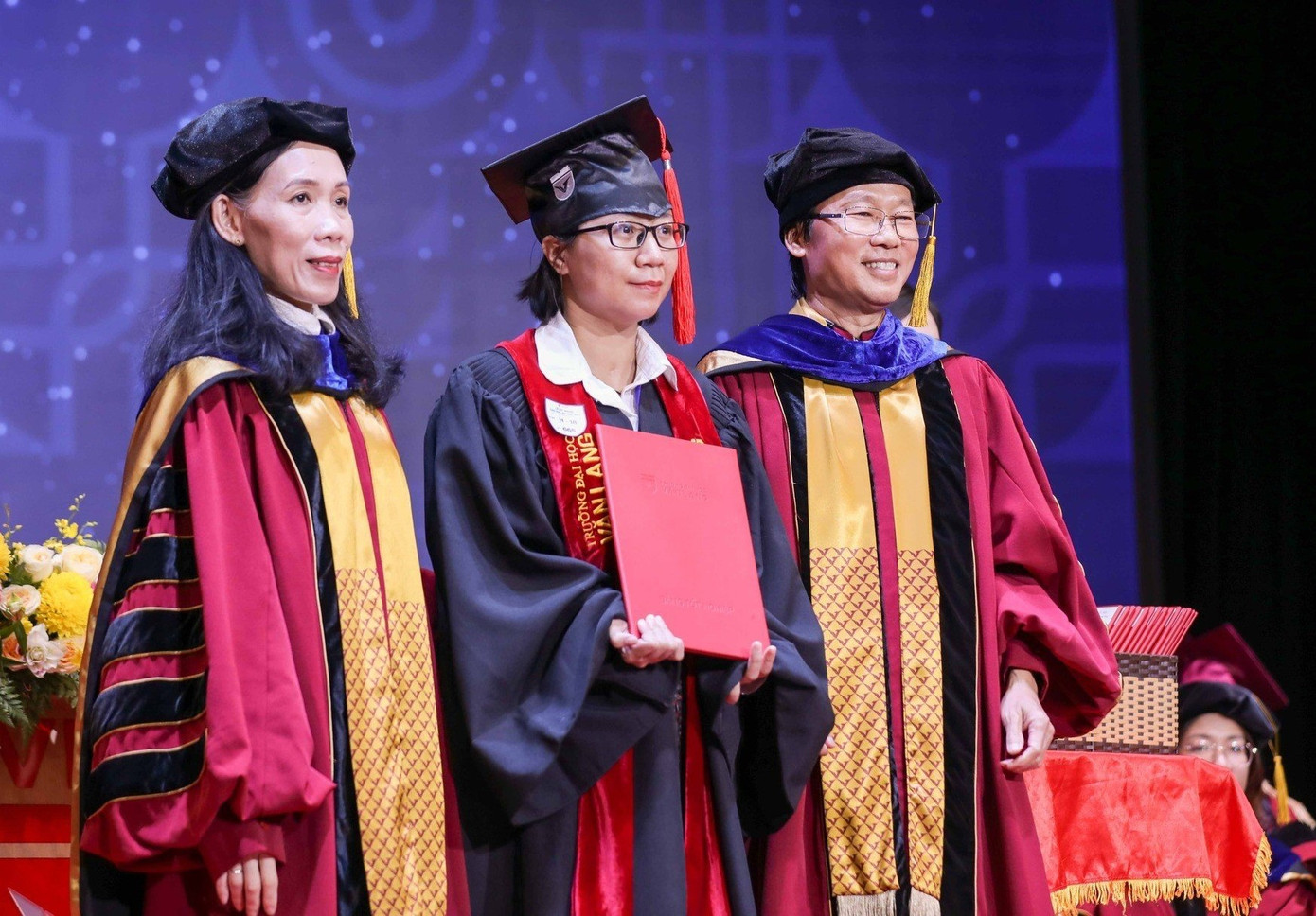 Nguyễn Hoàng Anh Thư (giữa) nhận bằng cử nhân đại học trong buổi lễ tốt nghiệp tại trường.