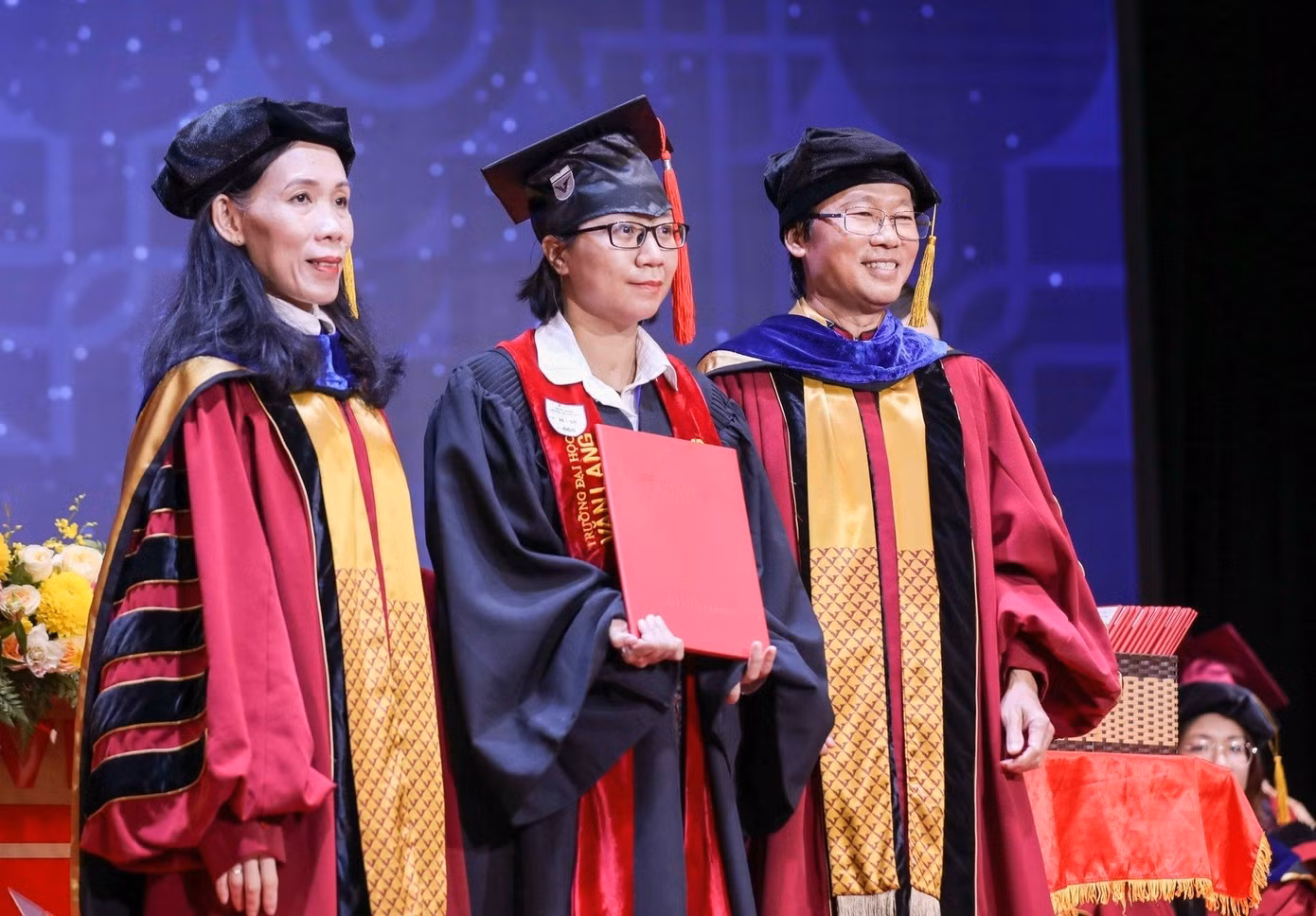 Nguyễn Hoàng Anh Thư (giữa) nhận bằng cử nhân đại học trong buổi lễ tốt nghiệp tại trường.
