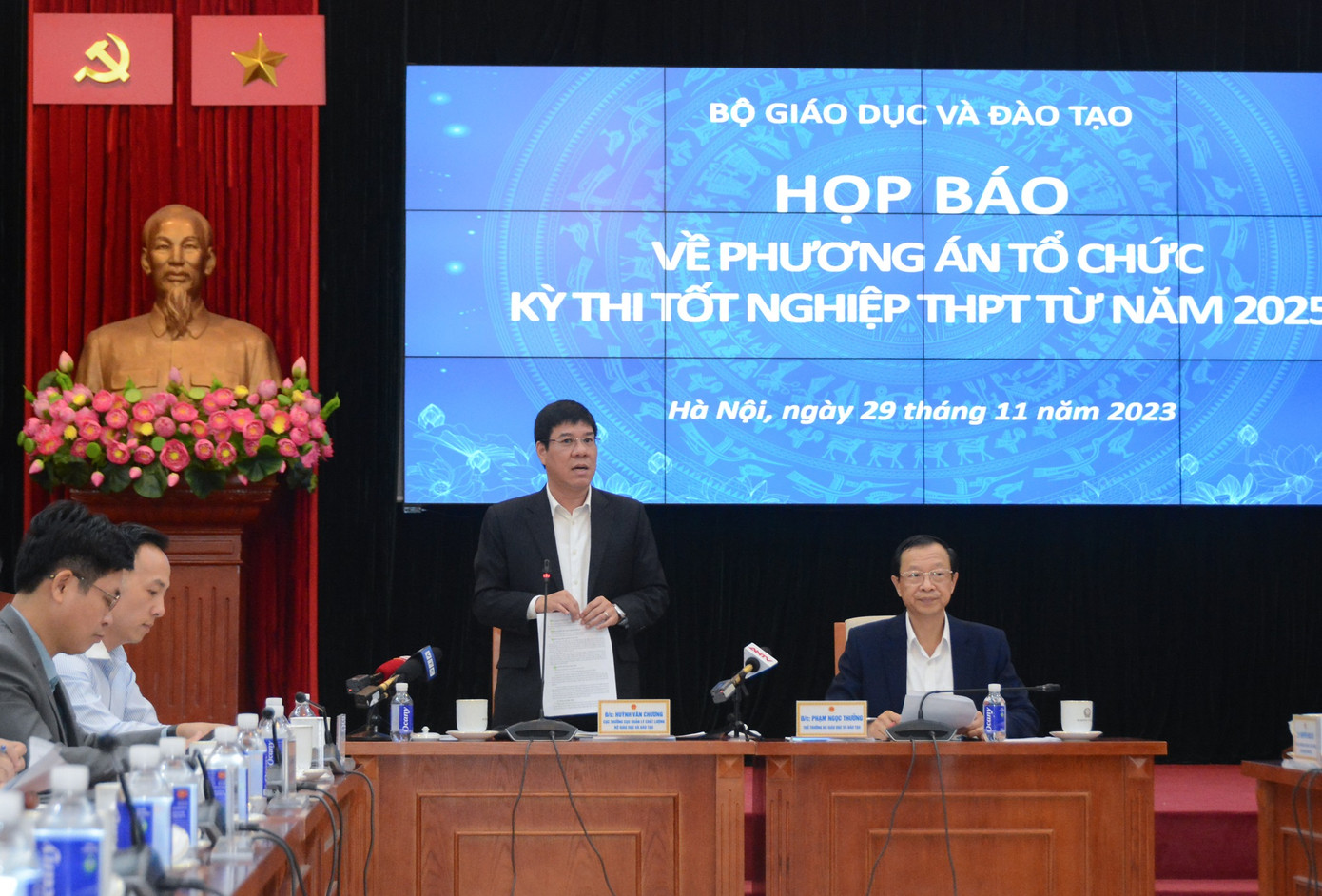 Ông Huỳnh Văn Chương, Cục trưởng Cục quản lý Chất lượng (Bộ GD - ĐT) thông tin tại buổi họp báo chiều 29/11.