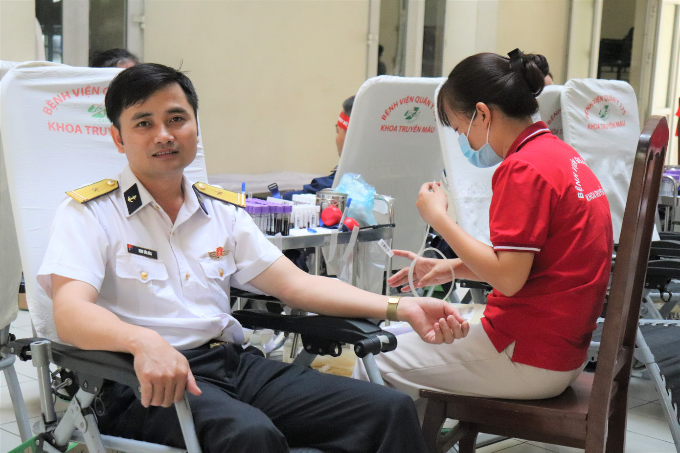 Các chiến sĩ thực hiện công tác hiến máu. Ảnh: Như Ngọc