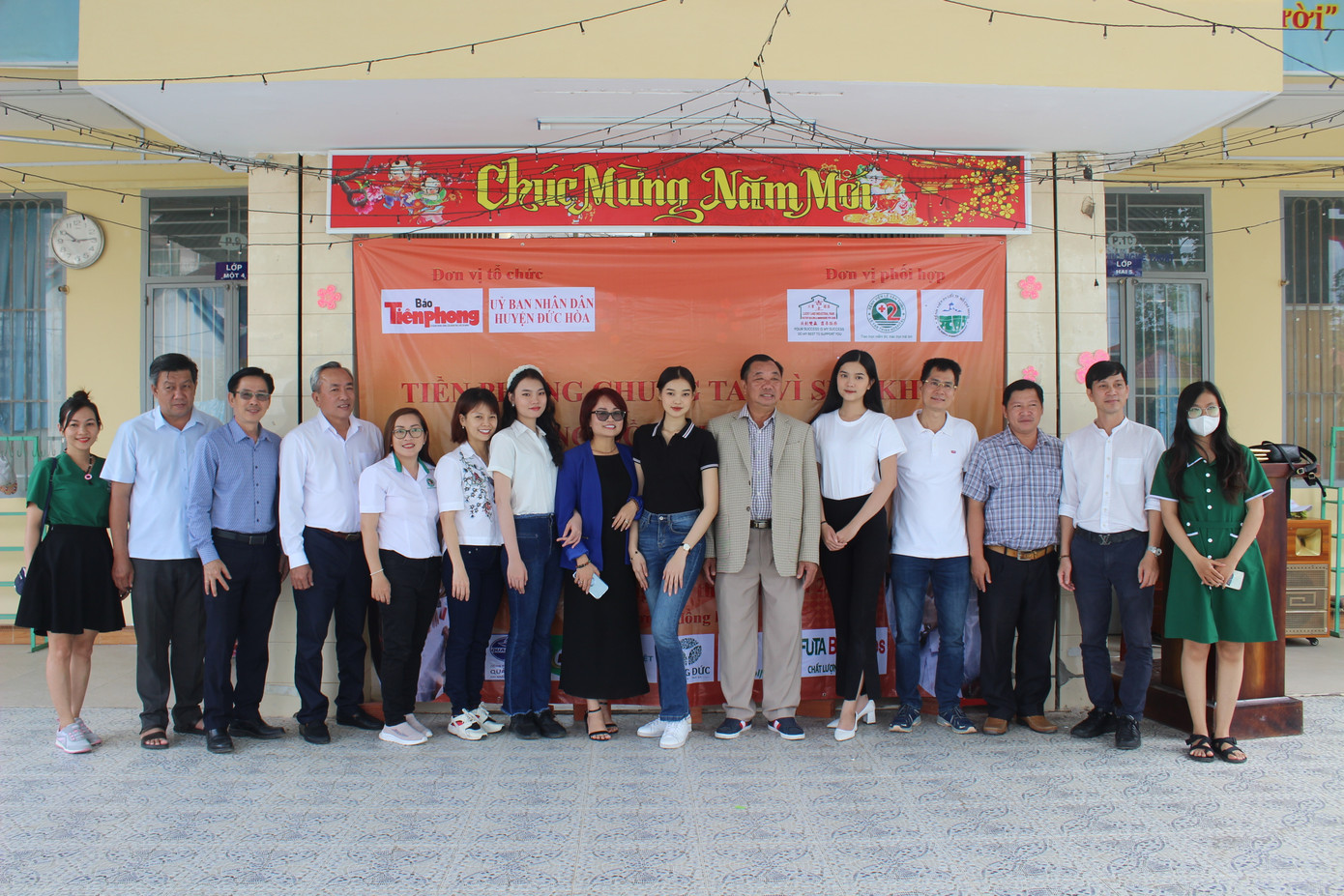 Ban Tổ chức cùng chụp ảnh lưu niệm với lãnh đạo địa phương.