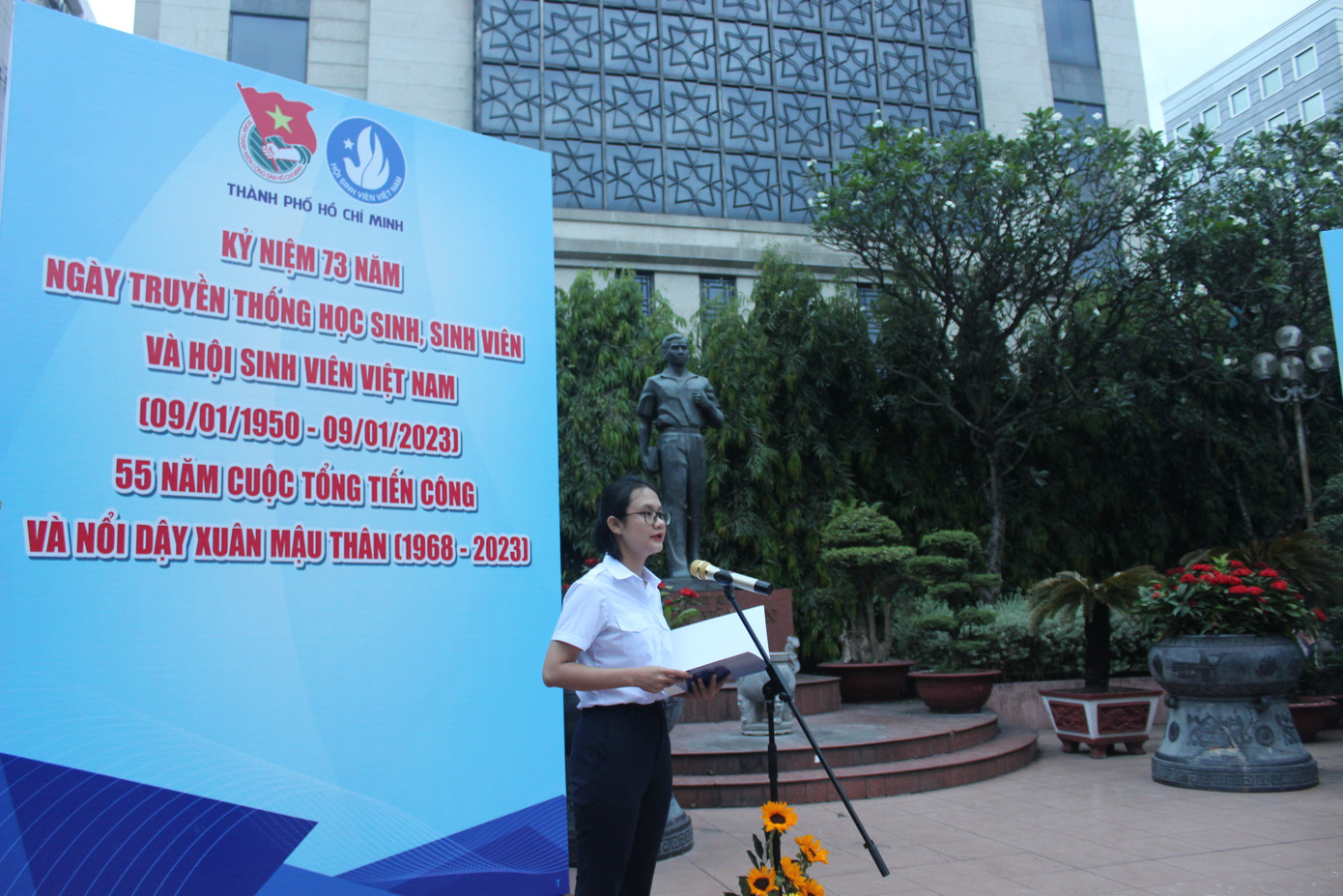 Phát biểu tại lễ dâng hương trước tượng đài Anh hùng Lực lượng vũ trang nhân dân Trần Văn Ơn, Phó Bí thư Thành Đoàn TP. HCM Trần Thu Hà khẳng định, thế hệ trẻ hôm nay mãi mãi tự hào về một thế hệ học sinh, sinh viên sẵn sàng &quot;xếp bút nghiên lên đường tranh đấu&quot;. Và khi đất nước hòa bình thống nhất, sinh viên - học sinh - đội ngũ trí thức trẻ lại chung tay xây dựng và bảo vệ thành phố, giữ gìn trật tự trị an, hàn gắn vết thương chiến tranh.