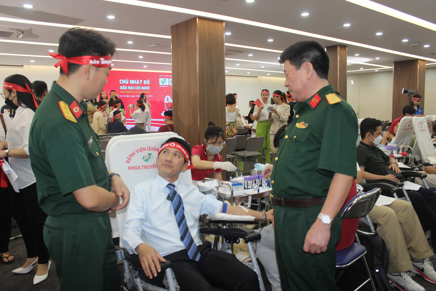 Đại diện Bệnh viện Quân y 175 hỏi thăm sức khỏe người hiến máu.