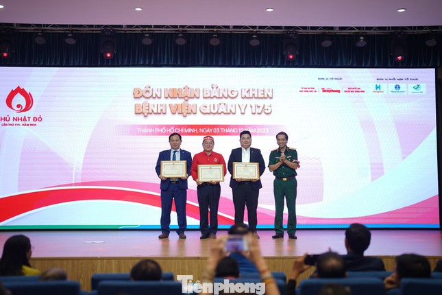 Thiếu tướng - Thầy thuốc Ưu tú Trần Quốc Việt - Giám đốc Bệnh viện Quân y 175 trao bằng khen cho Nhà báo Lê Xuân Sơn, bà Huỳnh Thanh - Giám đốc Điều hành Công ty Cổ phần Phát triển Hùng Hậu, ông Trần Minh Hậu - Giám đốc Điều hành thường trực trường ĐH Văn Hiến. (Ảnh: Phạm Nguyễn) Thiếu tướng - Thầy thuốc Ưu tú Trần Quốc Việt - Giám đốc Bệnh viện Quân y 175 trao bằng khen cho Nhà báo Lê Xuân Sơn, bà Huỳnh Thanh - Giám đốc Điều hành Công ty Cổ phần Phát triển Hùng Hậu, ông Trần Minh Hậu - Giám đốc Điều hành thường trực trường ĐH Văn Hiến. (Ảnh: Phạm Nguyễn)